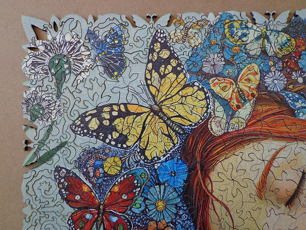 Corner Detail Fewer Dropouts, Sleeping Beauty 550pc (on wood)